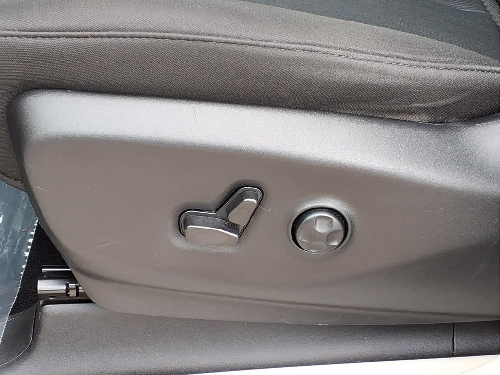 Used 2023 Chrysler Voyager LX FWD image 21