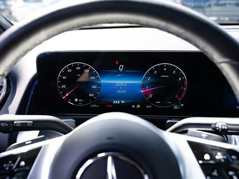 Used 2025 Mercedes-Benz GLB 250 4MATIC image 12