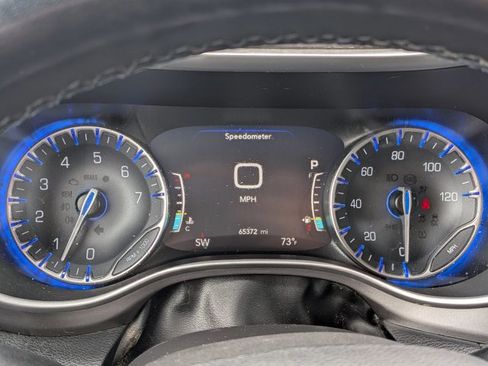 Used 2021 Chrysler Pacifica Touring-L w/ Uconnect Theater Family Group FWD image 8