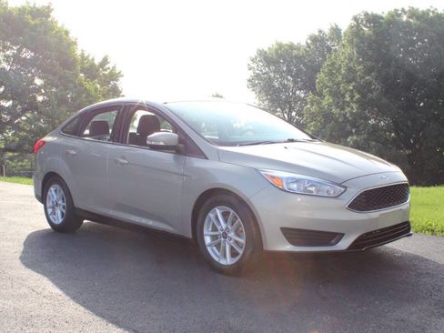 Used 2015 Ford Focus SE FWD image 1