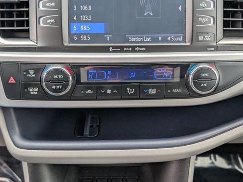 Used 2019 Toyota Highlander XLE image 28