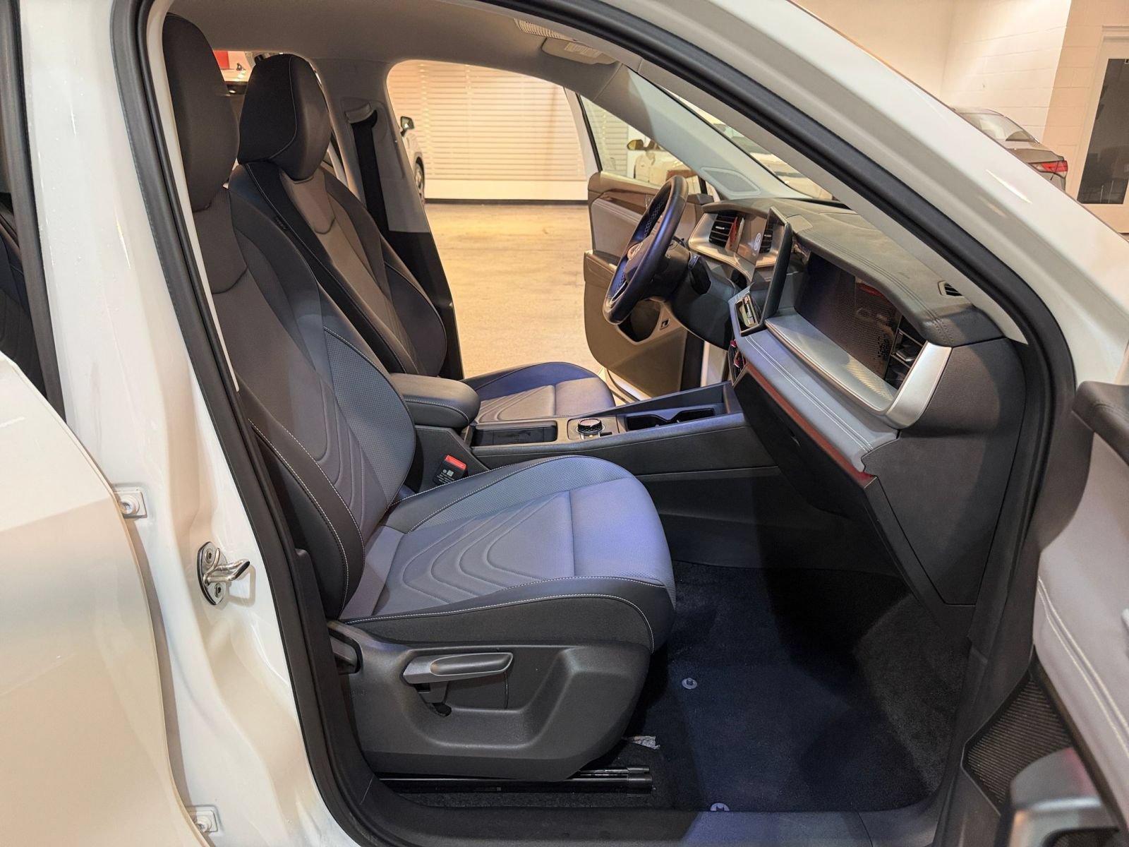 Used 2026 Volkswagen Tiguan SE AWD/4WD image 36