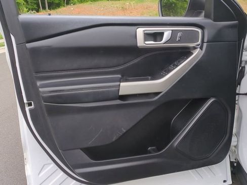 Used 2023 Ford Explorer XLT AWD/4WD image 30