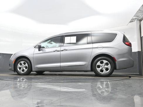 Used 2017 Chrysler Pacifica Touring-L Plus image 29