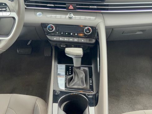 Used 2025 Hyundai Elantra SEL FWD image 22