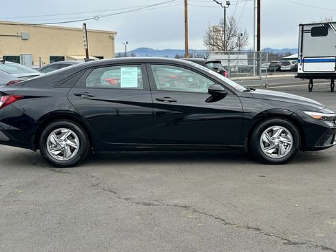 Certified 2025 Hyundai Elantra SE image 3