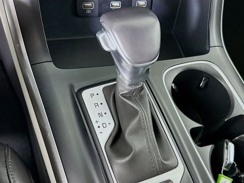 Used 2024 Kia Carnival LX image 24