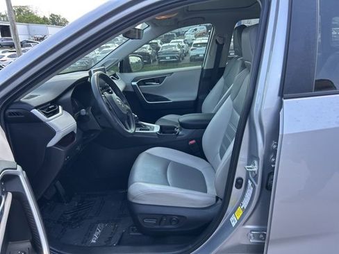 Used 2020 Toyota RAV4 Limited FWD image 7