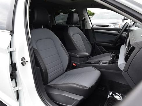 Used 2025 Volkswagen Jetta SE FWD image 21