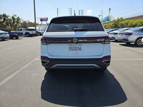 Used 2025 Volkswagen Taos SE FWD image 11