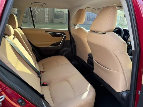 Used 2019 Toyota RAV4 LE image 12