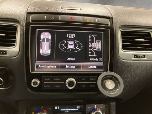 Used 2016 Volkswagen Touareg Sport image 16