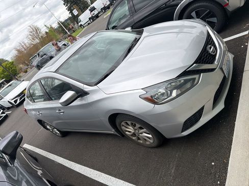 Used 2018 Nissan Sentra SV w/ Premium Package (P01) FWD image 9