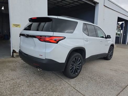Used 2023 Chevrolet Traverse RS FWD image 2