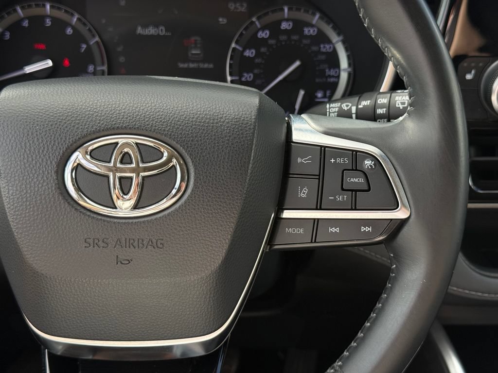 Used 2021 Toyota Highlander XLE FWD image 12