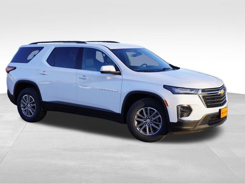 Used 2023 Chevrolet Traverse LT image 2