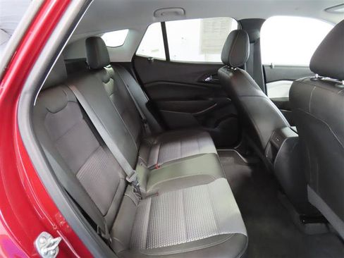 Used 2025 Chevrolet Trax LT w/ LT Convenience Package FWD image 31