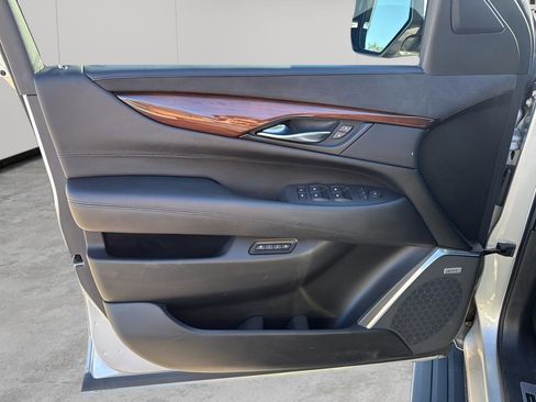 Used 2016 Cadillac Escalade Premium image 25