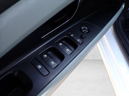 Used 2025 Hyundai Elantra Limited FWD image 13