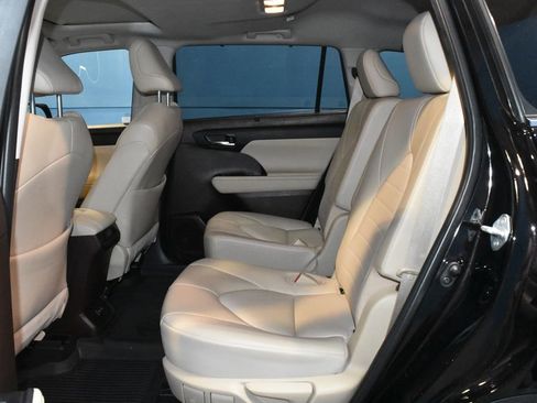 Used 2022 Toyota Highlander XLE AWD/4WD image 20