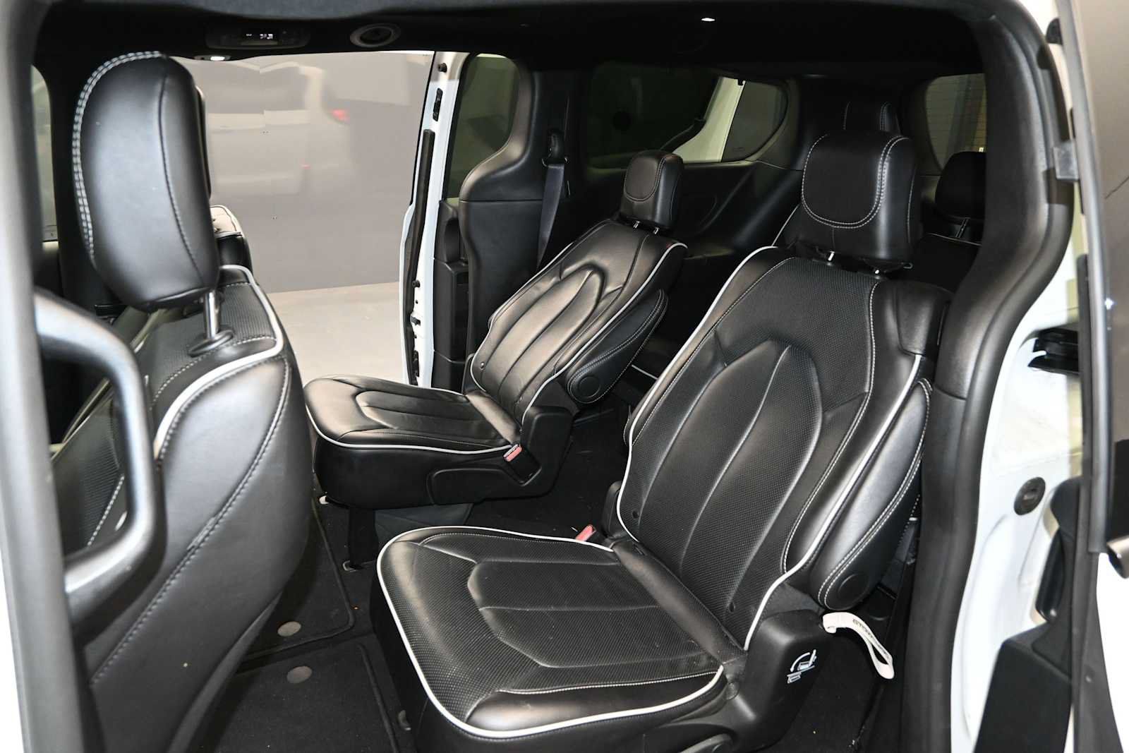 Used 2025 Chrysler Pacifica Limited FWD image 22