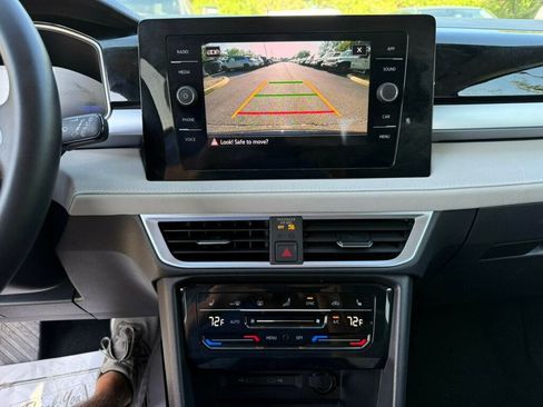 Used 2025 Volkswagen Taos SE image 6