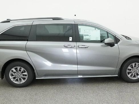 New 2026 Toyota Sienna XLE image 11