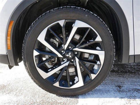 Used 2025 Mitsubishi Outlander SE image 9