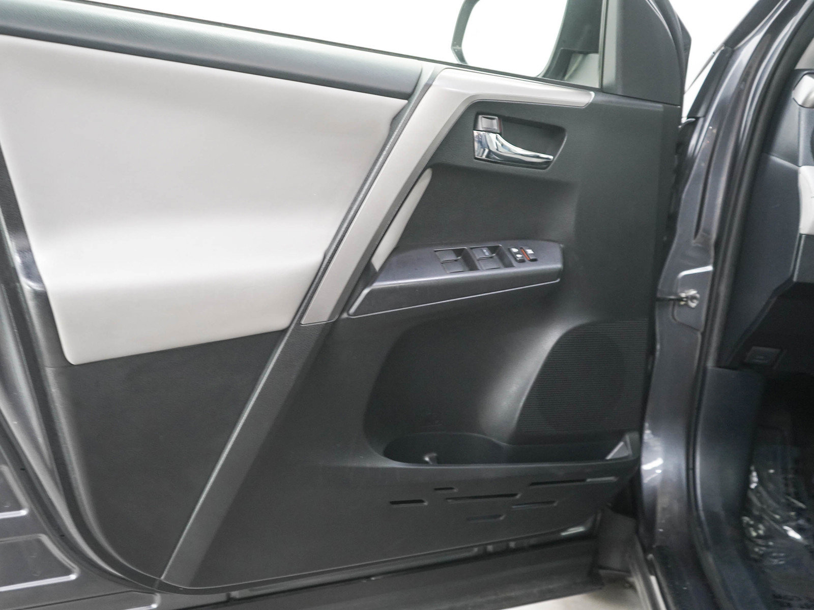 Used 2018 Toyota RAV4 XLE AWD/4WD image 19