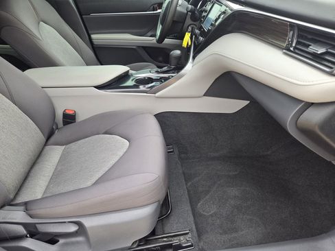 Used 2020 Toyota Camry LE image 17