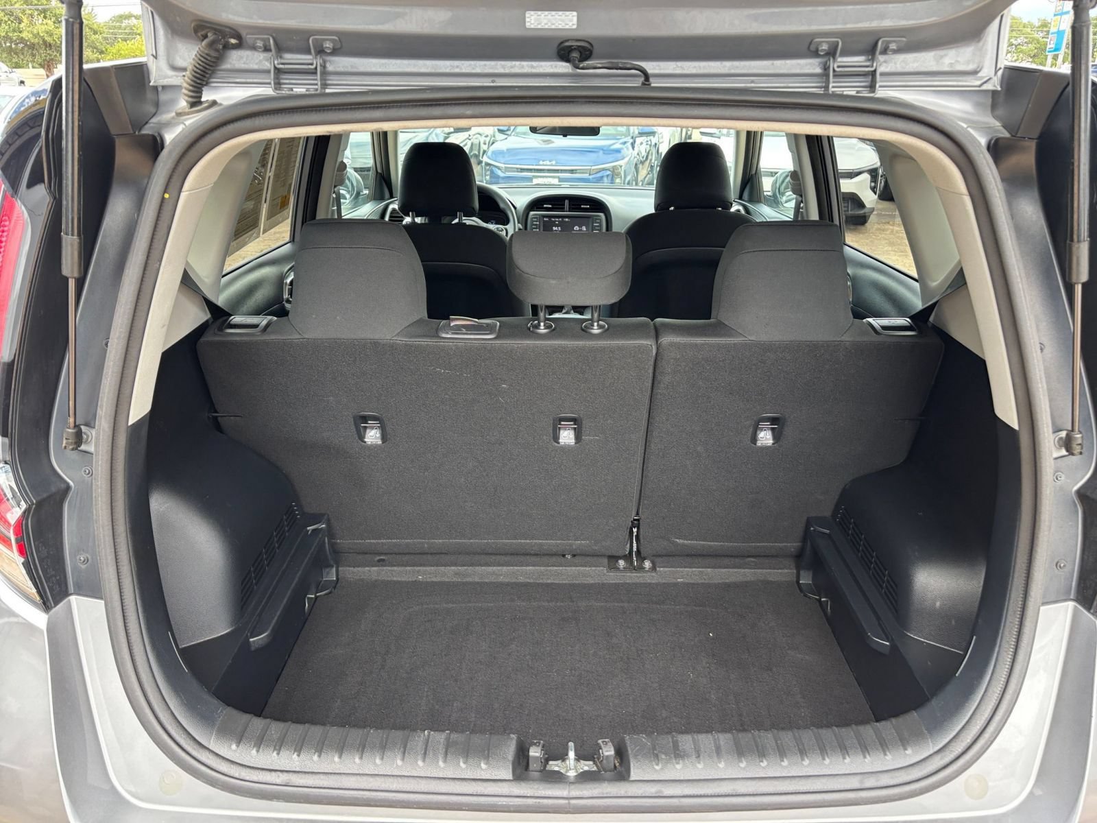 Used 2025 Kia Soul LX w/ LX Technology Package FWD image 28
