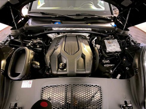 Certified 2024 Porsche Macan image 32