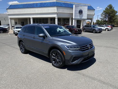 Certified 2022 Volkswagen Tiguan SE FWD image 2