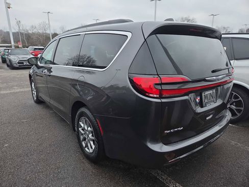 Used 2022 Chrysler Pacifica Touring image 3