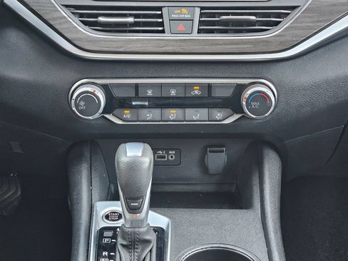 Used 2025 Nissan Altima 2.5 SV FWD image 13