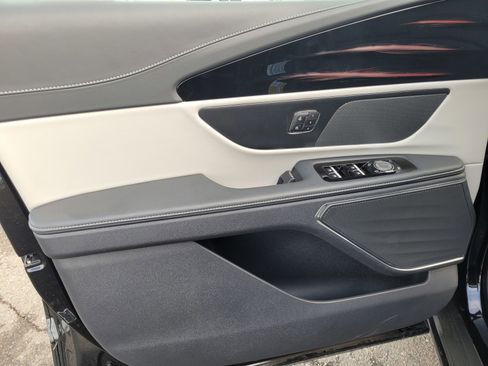 Used 2025 Lincoln Nautilus Premier image 16