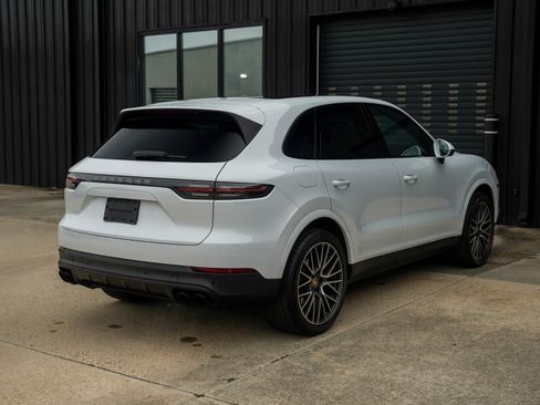 Certified 2022 Porsche Cayenne Platinum Edition image 10