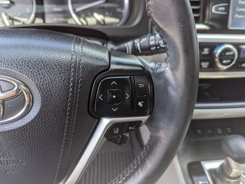 Used 2018 Toyota Highlander XLE AWD/4WD image 17