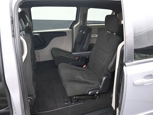 Used 2016 Dodge Grand Caravan SE FWD image 19