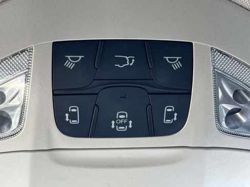 Used 2024 Chrysler Pacifica Touring-L image 25