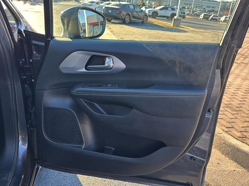 Used 2020 Chrysler Pacifica Touring-L w/ S Appearance Package image 12