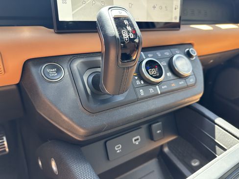 Certified 2024 Land Rover Defender 90 V8 AWD/4WD image 28