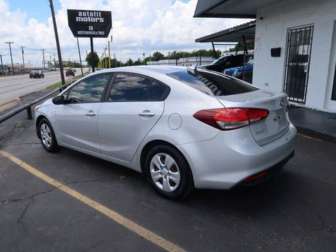 Used 2017 Kia Forte LX FWD image 4
