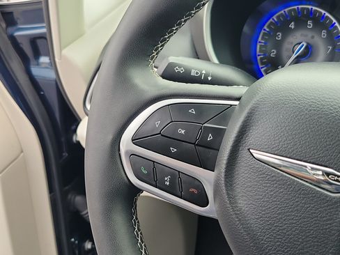 Used 2024 Chrysler Pacifica Touring-L FWD image 22