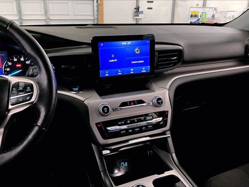 Used 2022 Ford Explorer XLT image 7