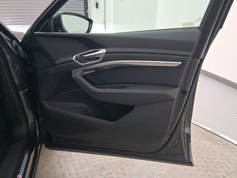 Used 2022 Audi e-tron Premium image 31