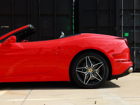 Used 2015 Ferrari California T RWD image 31