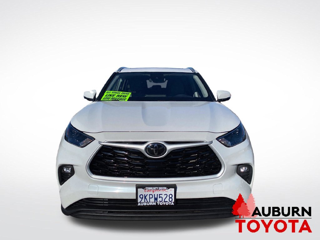 Used 2024 Toyota Highlander XLE AWD/4WD image 2