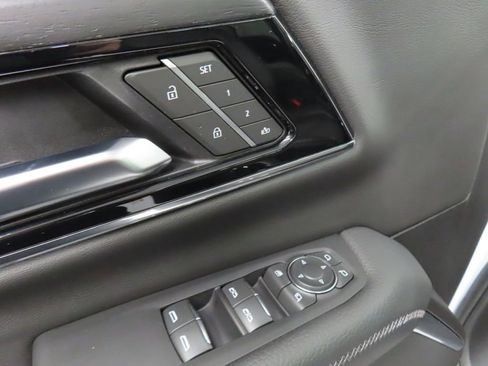 Used 2025 GMC Yukon Denali w/ Sun & Power Step Package image 57