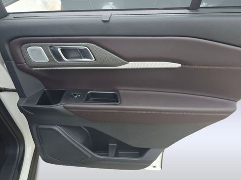 Used 2025 Ford Explorer Platinum image 13